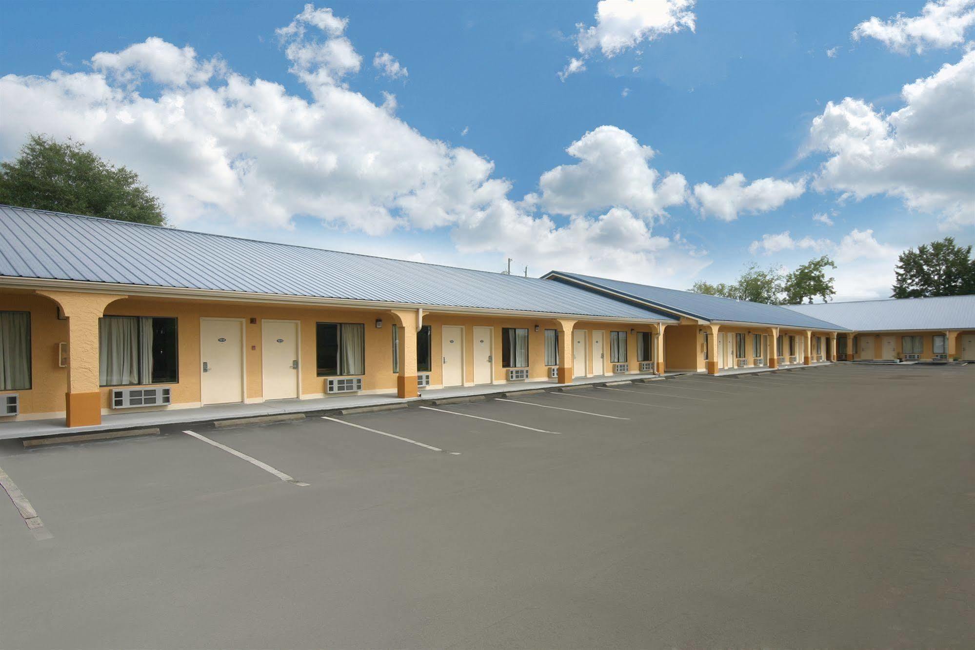 Days Inn By Wyndham Defuniak Springs Εξωτερικό φωτογραφία